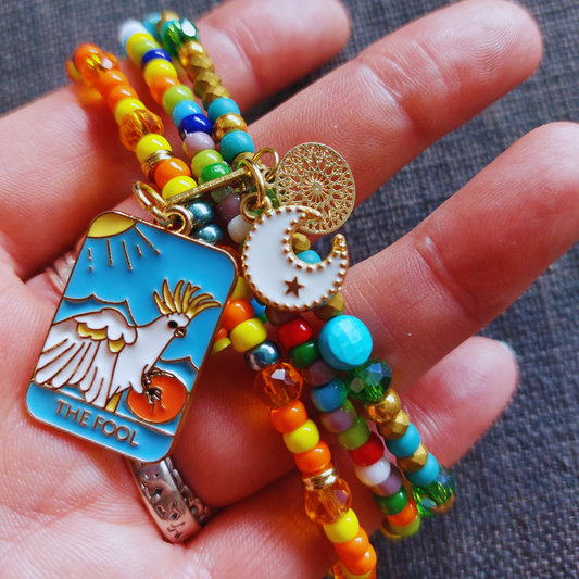 Armband trio in multi colour met blauwe bedel met papegaai