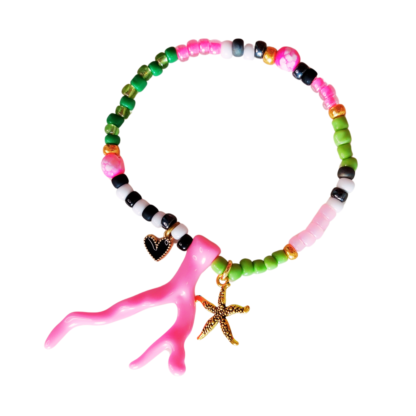 Armband elastisch met groene en roze rocailles en een roze koraaltakje als bedel.