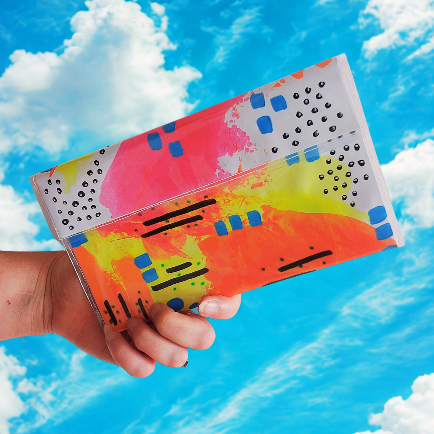 Artbag clutch oranje geel fuchsia met blauwe blokjes, sfeerfoto