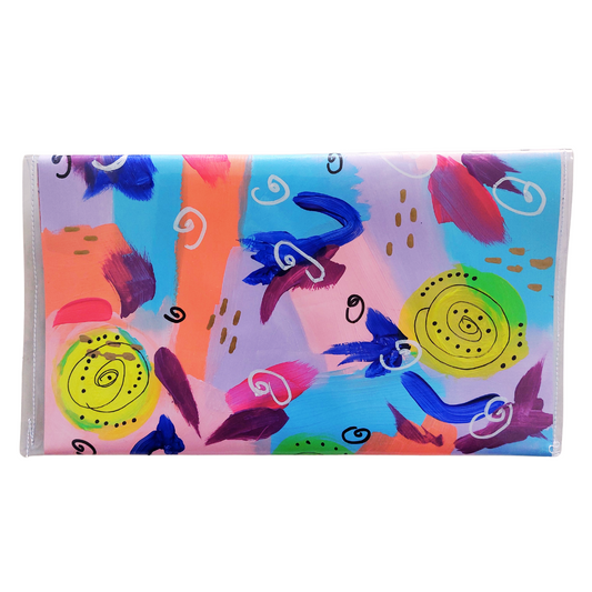 Tasje clutch achterzijde met abstracte kunst in pastels zoals roze, lichtblauw en zalm met accenten in donkerblauw en aubergine