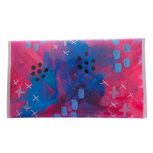 Handtas clutch achterzijde handgeschilderd in roze en blauwe blend in abstract patroon