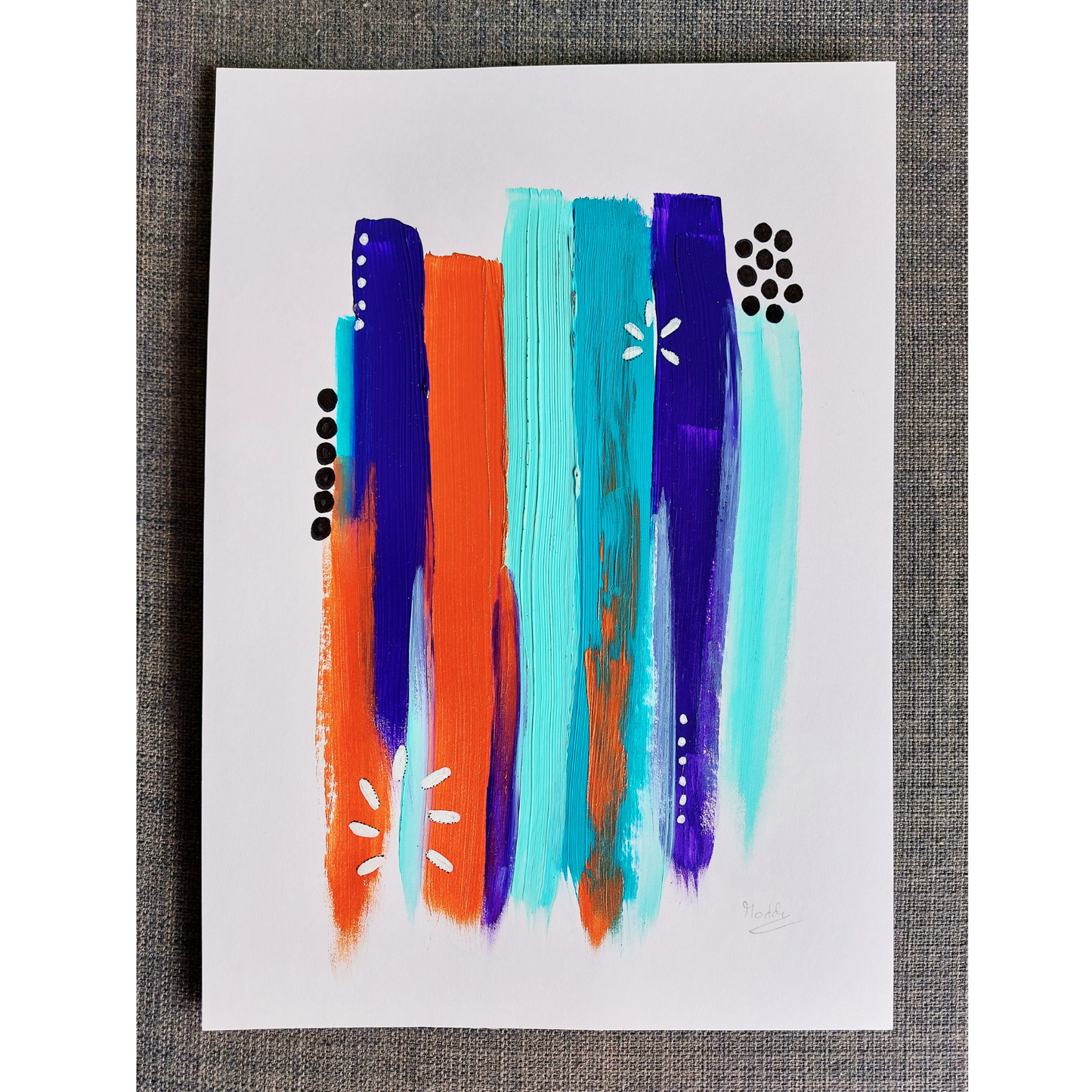 Muurkunst in blauw tinten en koper op een donkergrijze achtergrond. Abstract ontwerp in banen geverfd met acrylverf