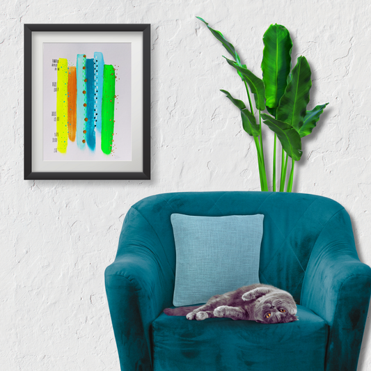 Muurkunst abstract in blauw, groene en gele banen met gouden metallicverf en gouden glitters in kleine cirkels. Sfeerbeeld met dit schilderij aan de muur in een huiskamer setting.