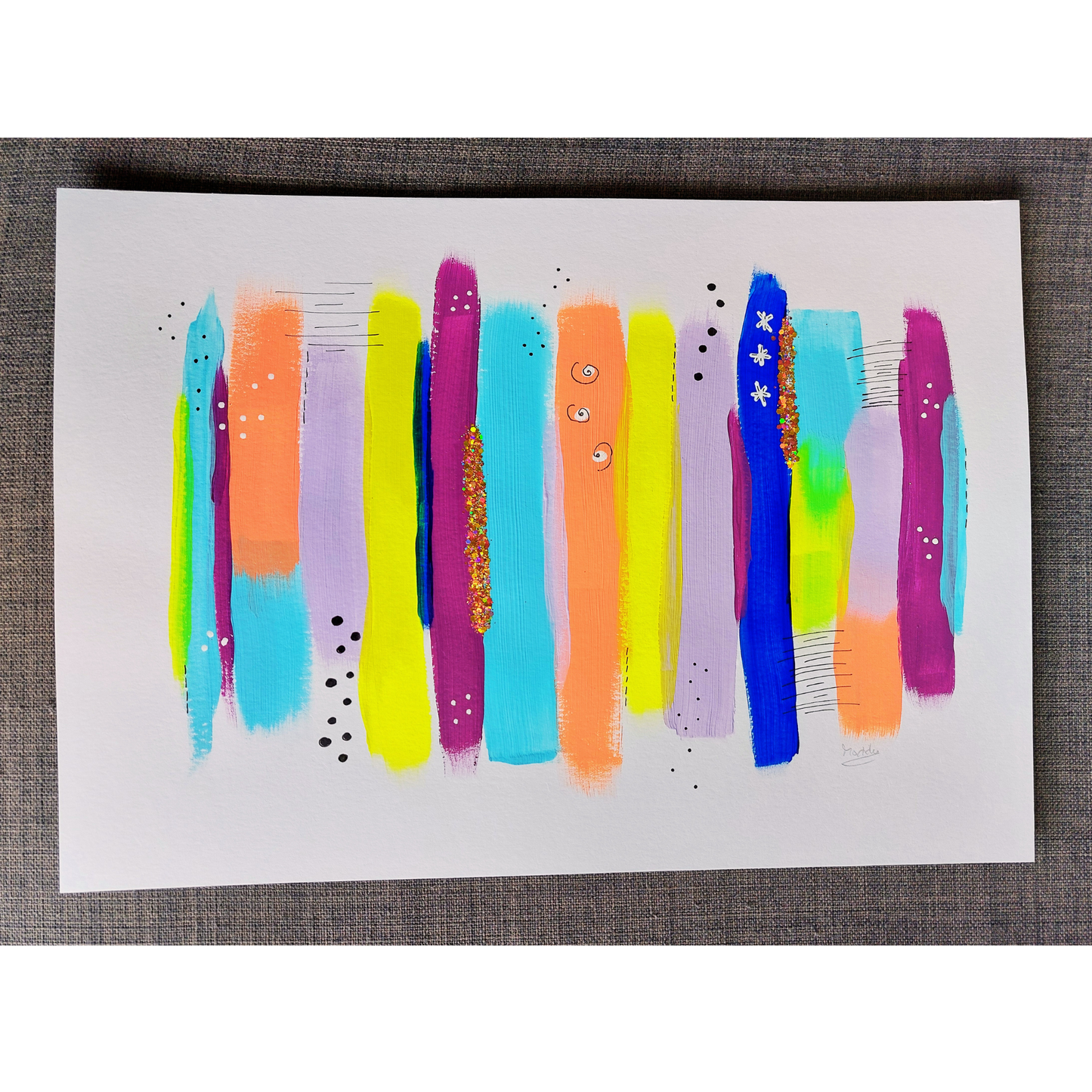 Muurkunst multicolor met gouden chuncky glitters. Pastels met donkere tinten, abstract in A3 formaat. Op een donkergrijze achtergrond.