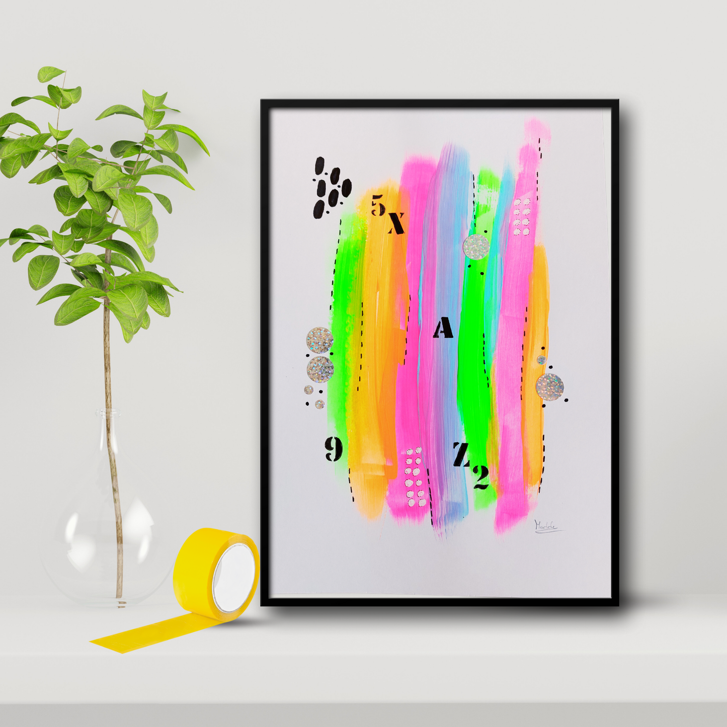 Muurkunst abstract in neonkleur banen handgeschilderd. Neon groen, geel, oranje en roze met zilveren cirkels en zwarte cijfers en letters. Sfeerbeeld; ingelijst op een witte plank met vaasje.