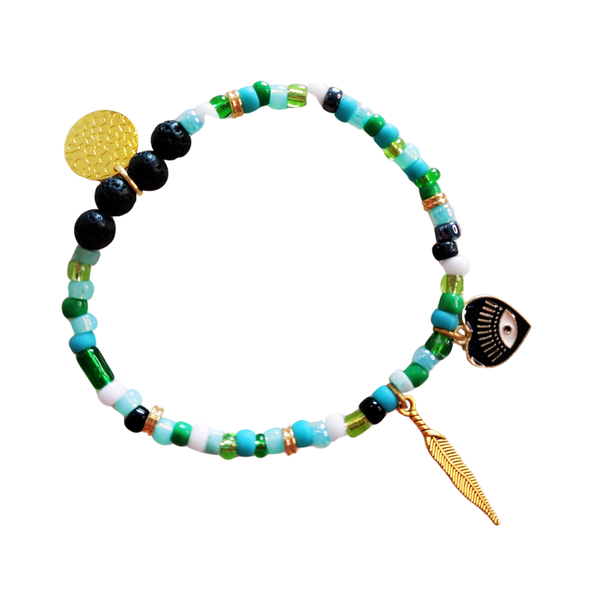 Armband elastisch met groene en blauwe rocailles plus goudkleurige bedels en zwarte bedel met oog in hartvorm