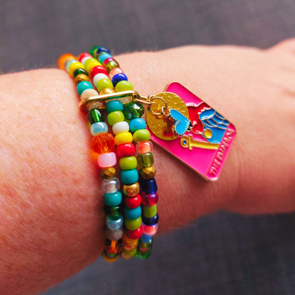 Armbanden trio met fuchsia papegaaien bedel 