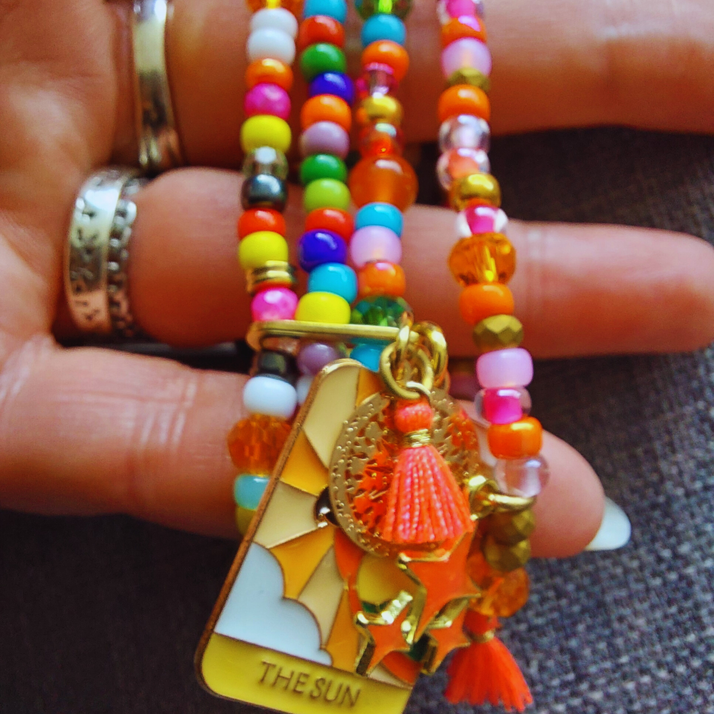 Armband trio in multicolor glaskralen. Close-up als sfeerfoto