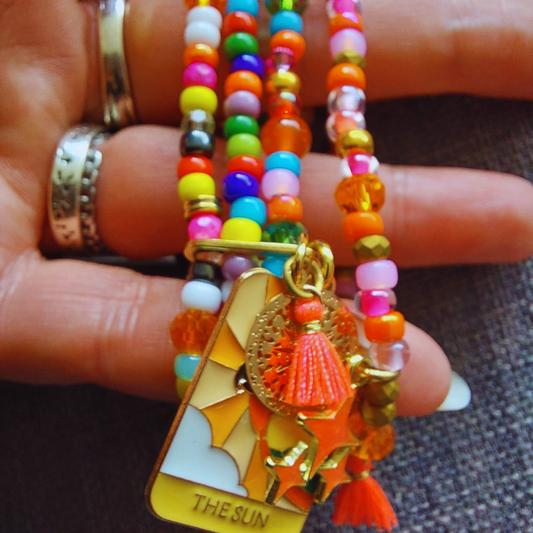 Armband trio in multicolor glaskralen. Close-up als sfeerfoto