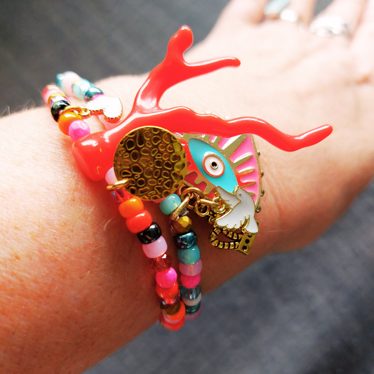 Twee armbanden met elkaar gecombineerd in blauwe, rode en roze tinten.