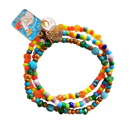 Armband trio elastiek in multicolour met Miyuki rocailles, natuursteentjes, facetkralen en bedels witte maan en blauwe papegaai