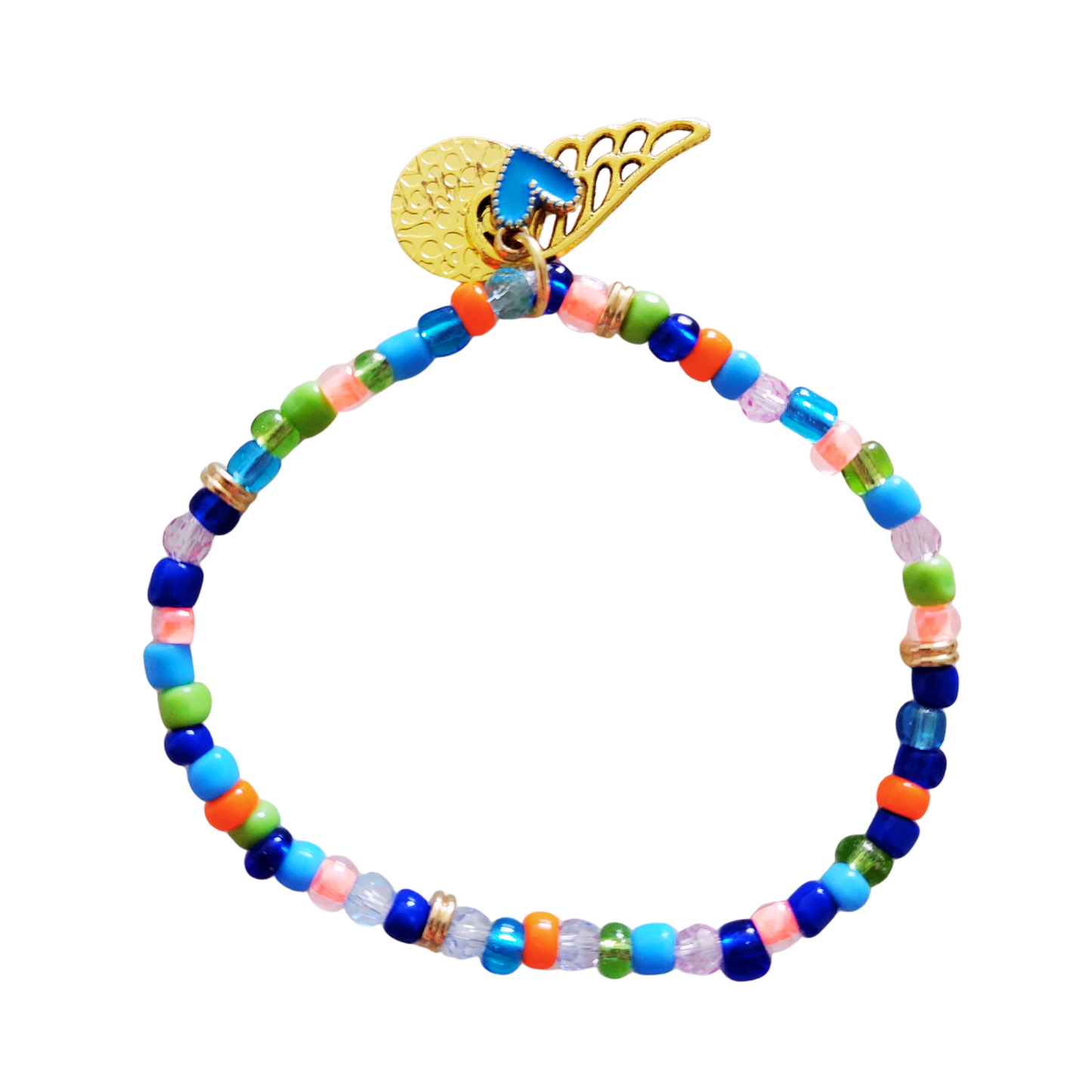 Armband elastisch in met rocailles en facetkralen in frisse groene, blauwe tinten met een vleugje roze en oranje. Bedels vleugel en munt in goudkleur.