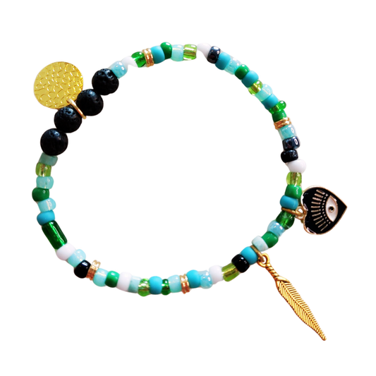 Armband elastisch met groene en blauwe rocailles plus goudkleurige bedels en zwarte bedel met oog in hartvorm