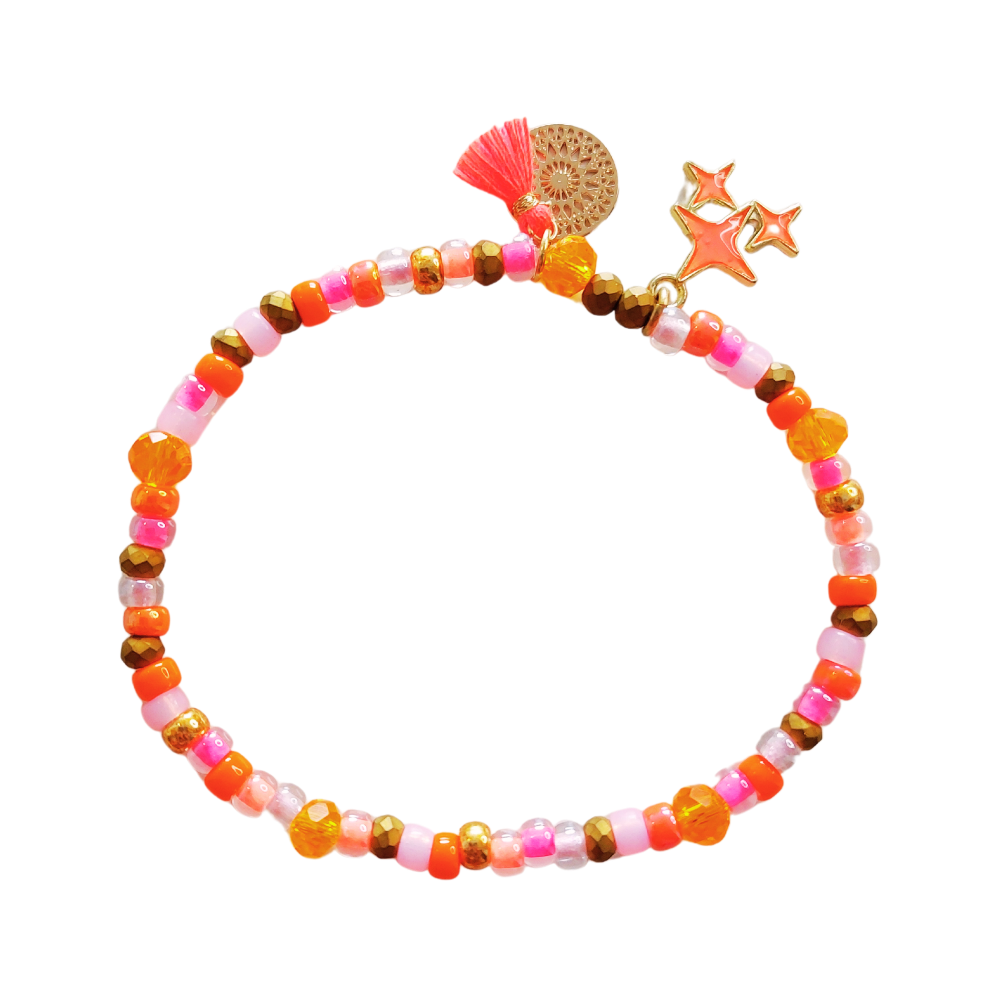 Armband elastisch met roze en oranje tinten. Soms fel en soms subtiel transparant. Met roze zalm sterren bedel.