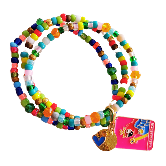 Armbanden trio elastiek met Miyuki rocialles, seed beads, facetgeslepen glaskralen in multicolour plus opvallende bedels in fuchsia en goud.