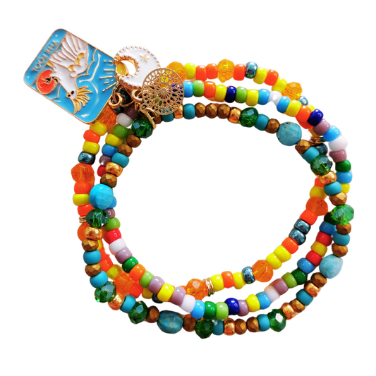 Armband trio elastiek in multicolour met Miyuki rocailles, natuursteentjes, facetkralen en bedels witte maan en blauwe papegaai