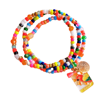 Armband trio in multicolor rocailles, glaskralen, facetgeslepen kralen en bedels. Opvallende bedel is de papegaai in oranje tinten