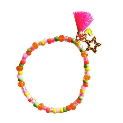 Armband met kleine glaskralen in pasteltinten en met bedels en kwastje