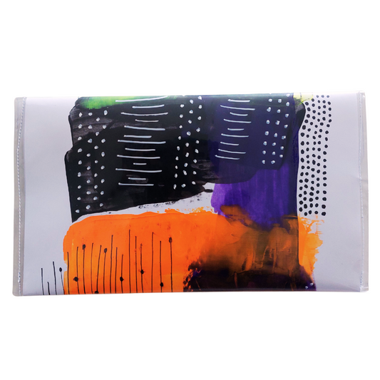 Artbag clutch achterzijde met abstract patroon in wit, zwart, geel, oranje en paars 