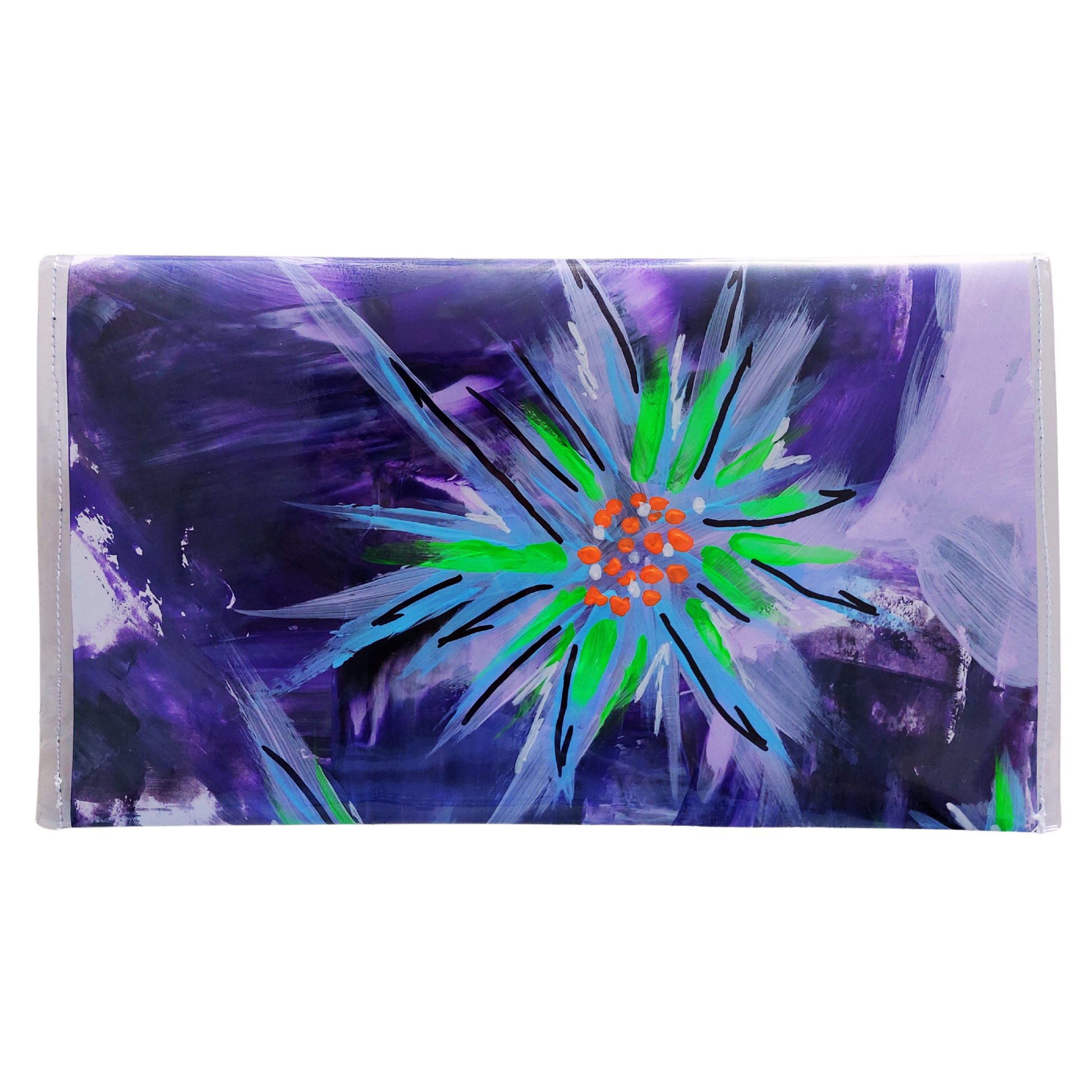 Tasje achterzijde in paars en lila met een bloempatroon in groen, oranje, zwart en wit accenten.