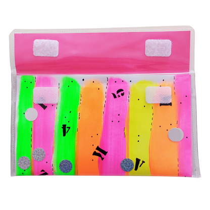 Tasje binnenzijde van papier met vinyl met neon strepen in roze, groen, oranje en geel. Met extra accent zwarte cijfers en letters en zilveren grote confetti