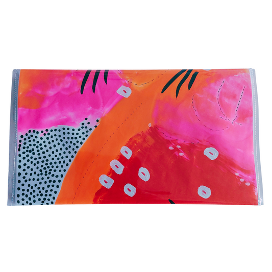 Handtas clutch achterzijde in rode, roze en oranje kleuren met zwart witte accenten