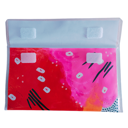 Handtas clutch binnenkant in rode, roze en oranje kluren met zwart witte accenten