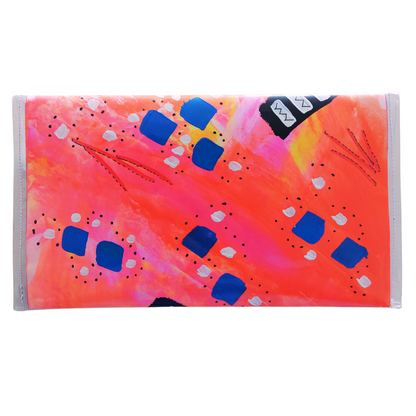 Handtas clutch achterzijde in roze, oranje en geel met abstract zebrapad patroon in zwart wit