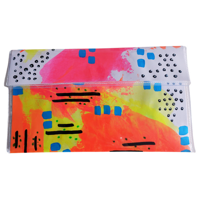 Artbag clutch voorzijde oranje geel  fuchsia met blauwe blokjes
