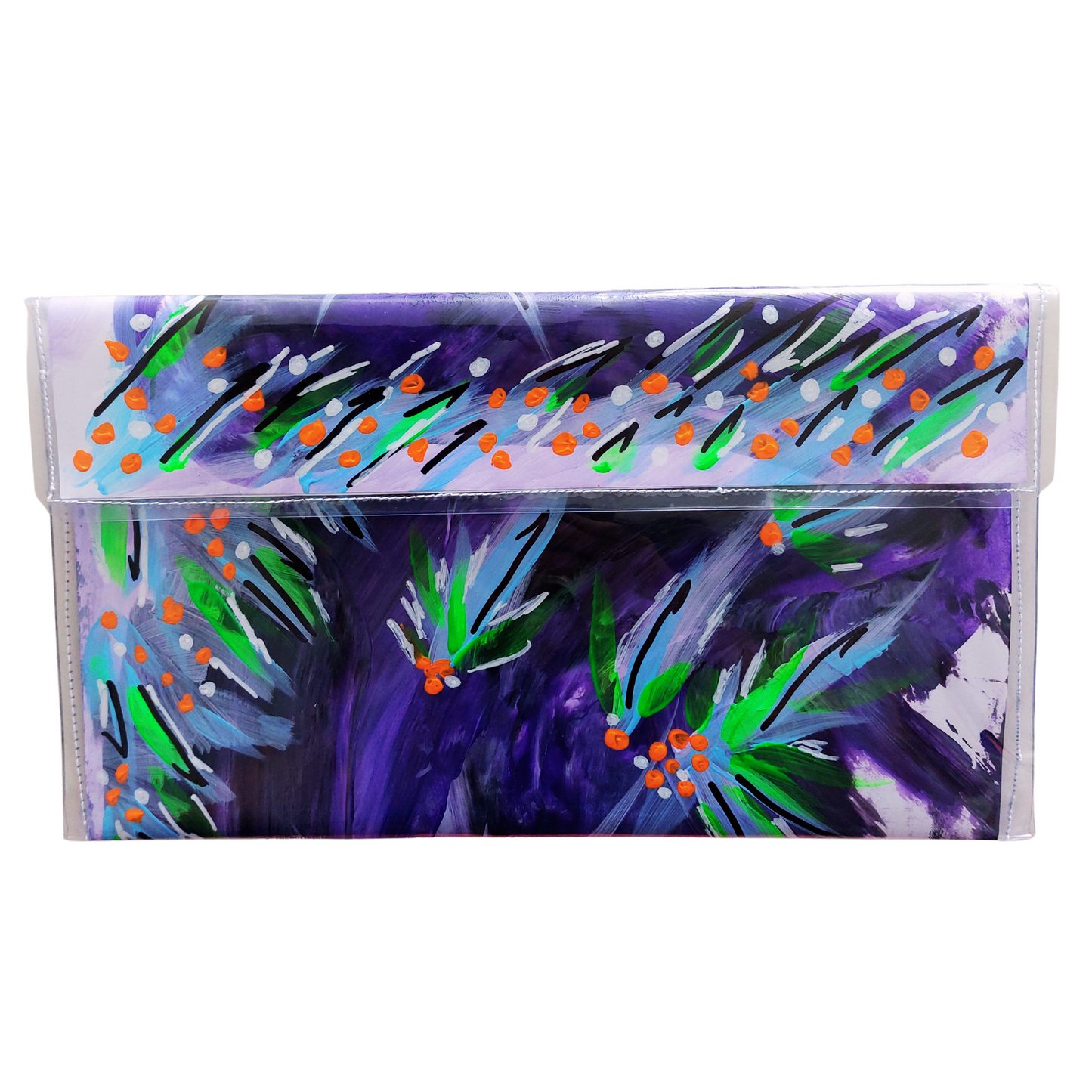 Tasje voorzijde, handgeschilderd in de kleuren paars en lila met bloempatroon in groen, oranje, zwarte en witte accenten.