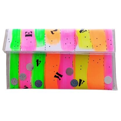 Tasje voorzijde van papier met vinyl met neon strepen in roze, groen, oranje en geel. Met extra accent zwarte cijfers en letters en zilveren grote confetti
