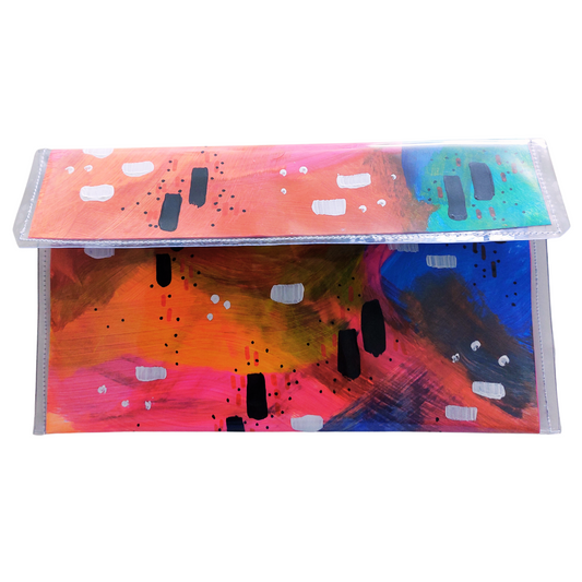 Handtas clutch voorzijde van papier en vinyl met regenboogkleuren in abstract patroon