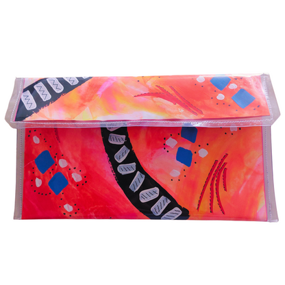 Handtas clutch voorzijde in roze, oranje en geel met abstract zebrapad patroon in zwart wit
