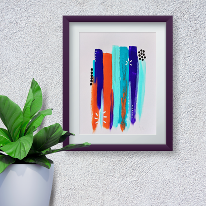 Muurkunst in blauw en koper aan de muur met een plant er naast. Sfeerbeeld voor kunstwerk.