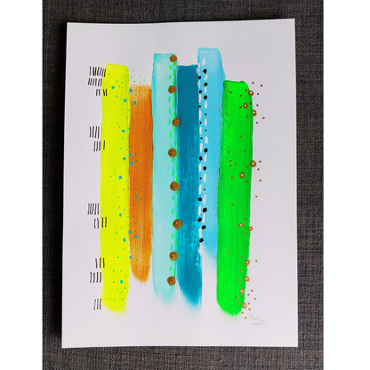 Muurkunst abstract in blauw, groene en gele banen met gouden metallicverf en gouden glitters in kleine cirkels. Dit op een donkergrijze achtergrond.
