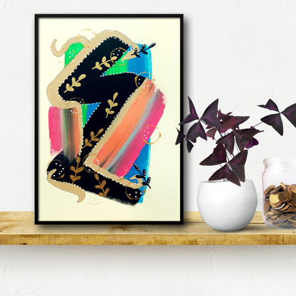 Handgemaakt schilderij met abstracte en beeldende vormen in koele en warme kleuren in een sfeerbeeld weergegeven.