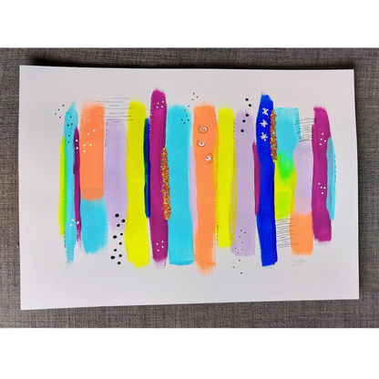 Muurkunst multicolor met gouden chuncky glitters. Pastels met donkere tinten, abstract in A3 formaat. Op een donkergrijze achtergrond.