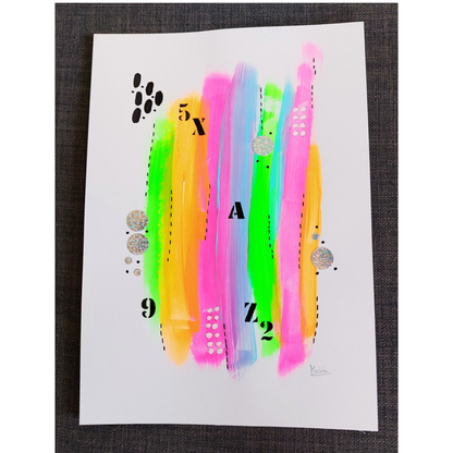 Muurkunst abstract in neonkleur banen handgeschilderd. Neon groen, geel, oranje en roze met zilveren cirkels en zwarte cijfers en letters, op een donker grijze achtergrond.