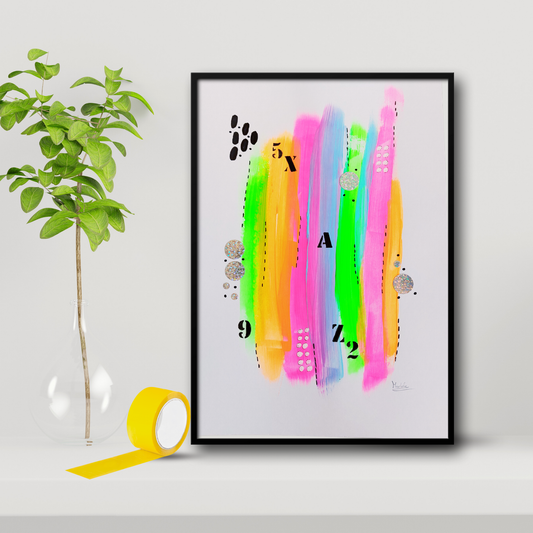 Muurkunst abstract in neonkleur banen handgeschilderd. Neon groen, geel, oranje en roze met zilveren cirkels en zwarte cijfers en letters. Sfeerbeeld; ingelijst op een witte plank met vaasje.
