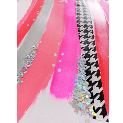 Muurkunst rood roze en pied de poule. Abstracte gekleurde banen in A3 formaat in rood, roze en zwart wit. Uitvergroot fragment van de zilveren glitters
