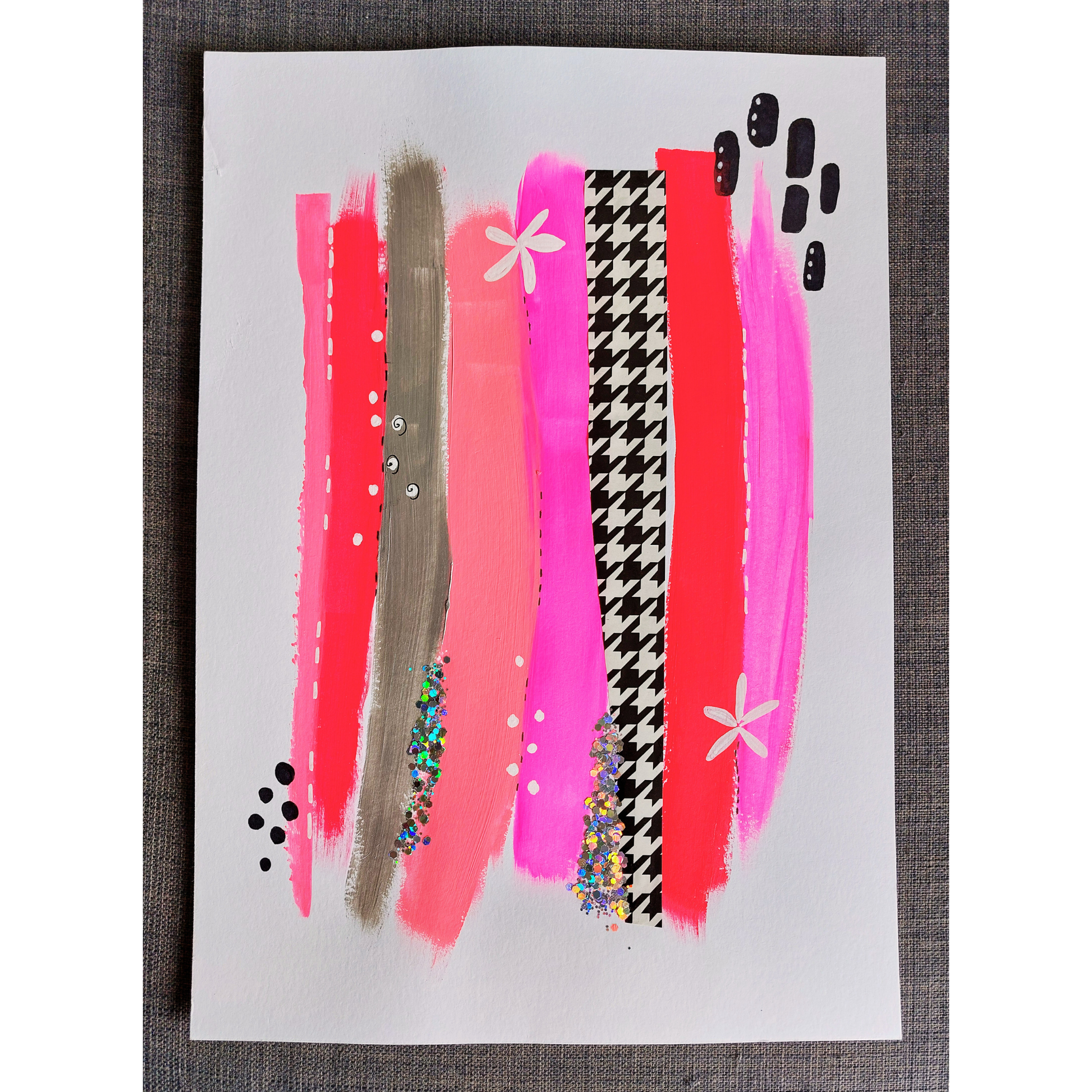 Muurkunst rood roze en pied de poule. Abstracte gekleurde banen in A3 formaat in rood, roze en zwart wit. Op een donkergrijze achtergrond.
