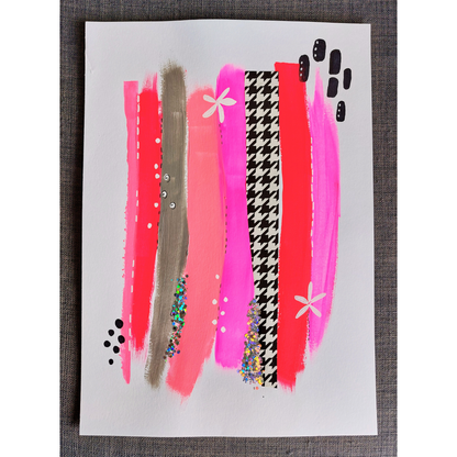 Muurkunst rood roze en pied de poule. Abstracte gekleurde banen in A3 formaat in rood, roze en zwart wit. Op een donkergrijze achtergrond.