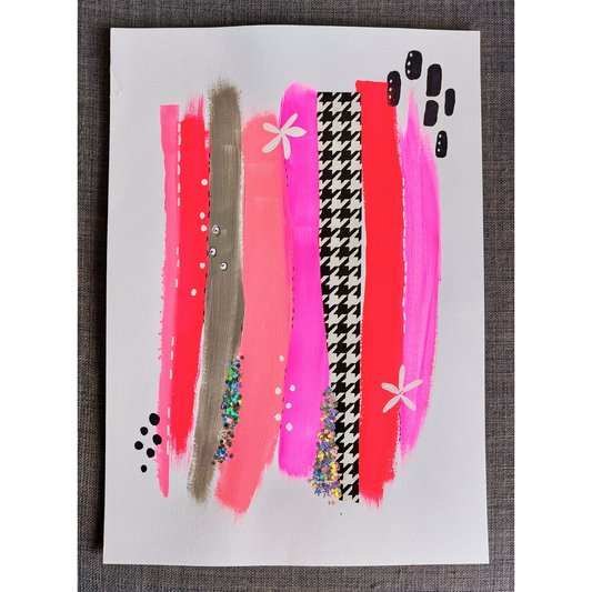 Muurkunst rood roze en pied de poule. Abstracte gekleurde banen in A3 formaat in rood, roze en zwart wit. Op een donkergrijze achtergrond.