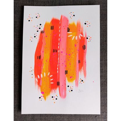 Muurkunst abstracte color blocking in warme kleurfamilies op stevig papier. Roze rood en oranje handgeschilderd in banen met zwarte, witte en fel roze accenten. Op een donkergrijze achtergrond.