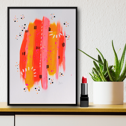 Muurkunst abstracte color blocking in warme kleurfamilies op stevig papier. Roze rood en oranje handgeschilderd in banen met zwarte, witte en fel roze accenten. Sfeerbeeld als ingelijst werk op een dressoir met plantje.