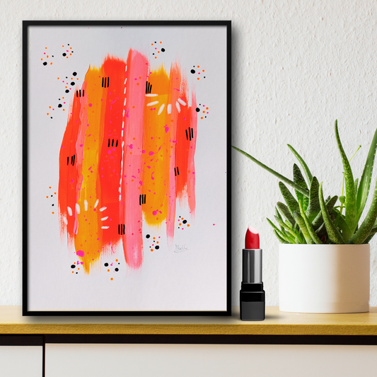 Muurkunst abstracte color blocking in warme kleurfamilies op stevig papier. Roze rood en oranje handgeschilderd in banen met zwarte, witte en fel roze accenten. Sfeerbeeld als ingelijst werk op een dressoir met plantje.