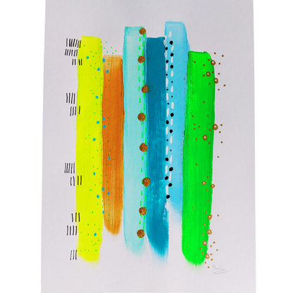 Muurkunst abstract in blauw, groene en gele banen met gouden metallicverf en gouden glitters in kleine cirkels.