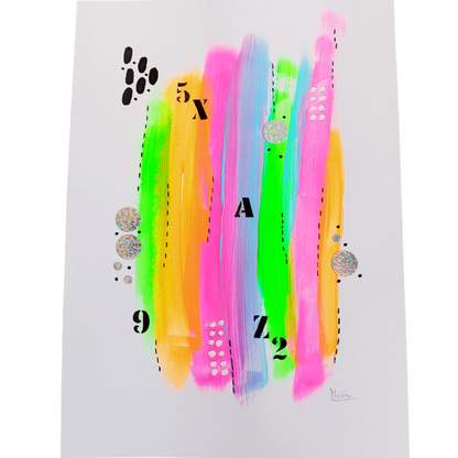 Muurkunst abstract in neonkleur banen handgeschilderd. Neon groen, geel, oranje en roze met zilveren cirkels en zwarte cijfers en letters.